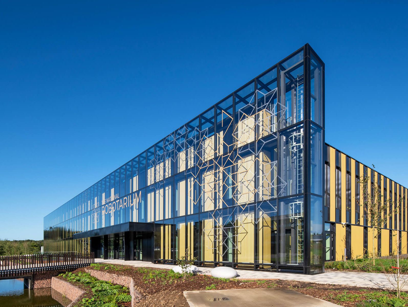 9007b3327ddd373e2e355580f0d1538c